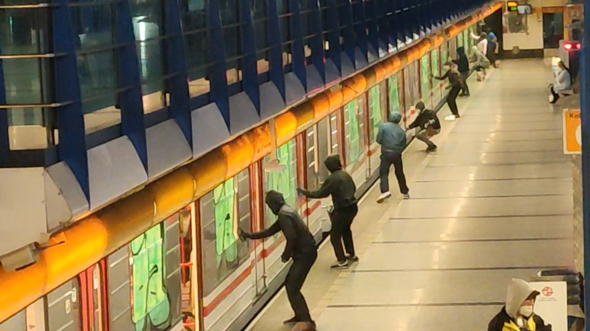 Video: Gang sprejerů zaútočil v Praze na metro, porvali se s cestujícími